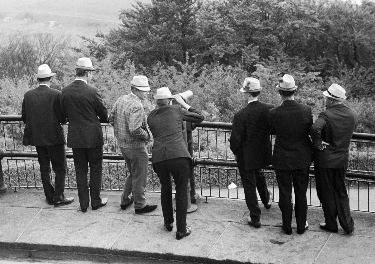 Männer an einem Aussichtspunkt mit Münztelesk​op, Porta Westfalica, 1967